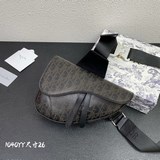 Сумка-седло из кожи с ажурной отделкой изготовлена из кожи с принтом Oblique Gal