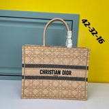 【Di0r Book Tote】 Большинство людей, приобретая товары роскошных брендов, в перву