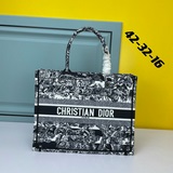 【Di0r Book Tote】 Большинство людей, приобретая товары роскошных брендов, в перву