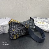 Одноплечевая сумка под мышкой. Эта сумка является предшественницей эксклюзивной 
