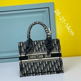 С шарфом, небольшая вышивка, Dior, новая коллекция ранней весны, сумка для покуп