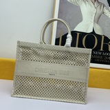 Большая сумка Book Tote с перфорацией. Эта сумка Book Tote вдохновлена творчески