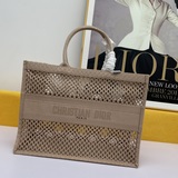 Большая сумка Book Tote с перфорацией. Эта сумка Book Tote вдохновлена творчески