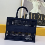 Большая сумка Book Tote с перфорацией. Эта сумка Book Tote вдохновлена творчески