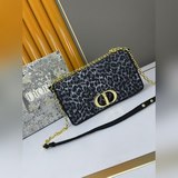 Сумка с леопардовым принтом и коробкой D1OR 2023 CARO BAG — это модель, от котор