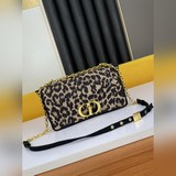 Сумка с леопардовым принтом и коробкой D1OR 2023 CARO BAG — это модель, от котор