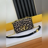 Сумка с леопардовым принтом и коробкой D1OR 2023 CARO BAG — это модель, от котор