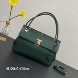 Новейшая сумка Dior21 из натуральной кожи с комплектом металлической фурнитуры. 