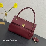 Новейшая сумка Dior21 из натуральной кожи с комплектом металлической фурнитуры. 