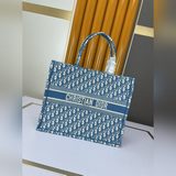 【Di0r Book Tote】 Большинство людей, приобретая товары роскошных брендов, в перву