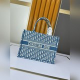 【Di0r Book Tote】 Большинство людей, приобретая товары роскошных брендов, в перву