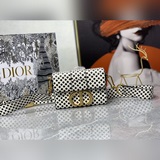 MONTAIGNE Сумка-бокс 30 Коллекция Montaigne вдохновлена бульваром Монтень.