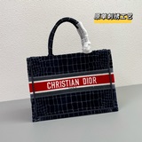 Вышивка 【Di0r Book Tote】 Когда большинство людей думают о покупке товаров роскош