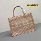 Вышивка 【Di0r Book Tote】 Когда большинство людей думают о покупке товаров роскош