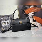 Новейшая сумка Dior21 из натуральной кожи с комплектом металлической фурнитуры. 