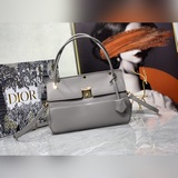 Новейшая сумка Dior21 из натуральной кожи с комплектом металлической фурнитуры. 