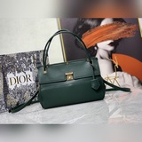 Новейшая сумка Dior21 из натуральной кожи с комплектом металлической фурнитуры. 