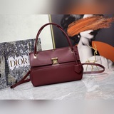 Новейшая сумка Dior21 из натуральной кожи с комплектом металлической фурнитуры. 