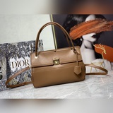 Новейшая сумка Dior21 из натуральной кожи с комплектом металлической фурнитуры. 