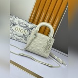 Эксклюзивная модель Lady от Dior： новая сумка с клапаном из кожи с трехслойной м