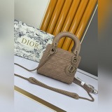 Эксклюзивная модель Lady от Dior： новая сумка с клапаном из кожи с трехслойной м