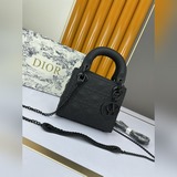 Эксклюзивная модель Lady от Dior： новая сумка с клапаном из кожи с трехслойной м