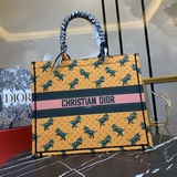 【В комплекте с шарфом】 Новый материал Dior, новейшая модель ранней весны, сумка 