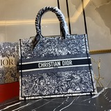 【В комплекте с шарфом】  Новый материал Dior, новейшая модель ранней весны, сумка