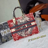В комплекте с шелковым шарфом, шелковым принтом, Dior, новейшая модель ранней ве