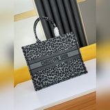 【Di0r Book Tote】 Большинство людей, приобретая товары роскошных брендов, в перву