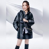 Сумка DiorTravel отражает дух этого сезона. Она изготовлена из мягкой красной ко