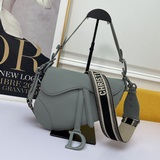 Сумка Di0r Oblique Saddle Bag из матовой кожи среди множества сумок-седл.