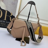 Сумка Di0r Oblique Saddle Bag из матовой кожи среди множества сумок-седл.