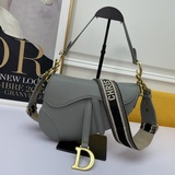 Ладонь Di0r Oblique Saddle Bag Среди множества сумок-седл эта модель S.