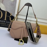 Сумка Di0r Oblique Saddle Bag с ровной текстурой среди множества сумок-седл.