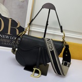Сумка Di0r Oblique Saddle Bag с ровной текстурой среди множества сумок-седл.