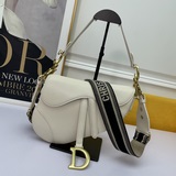 Сумка Di0r Oblique Saddle Bag с ровной текстурой среди множества сумок-седл.