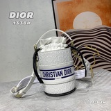 Кожаная сумка-бакет от Dior, созданная Марией Грация Кьелли (Maria Grazia Chiui)