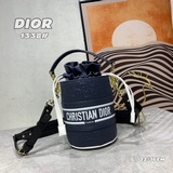 Кожаная сумка-бакет от Dior, созданная Марией Грацией Кьери (Maria Grazia Chiui)