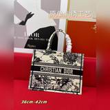Вышивка 【Di0r Book Tote】 Когда большинство людей думают о покупке товаров роскош