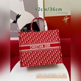 Вышивка 【Di0r Book Tote】 Когда большинство людей думают о покупке товаров роскош