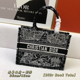 Вышивка 【Di0r Book Tote】 Когда большинство людей думают о покупке товаров роскош