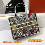 Вышивка 【Di0r Book Tote】 Когда большинство людей думают о покупке товаров роскош