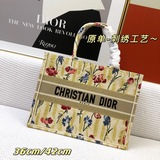 Вышивка 【Di0r Book Tote】 Когда большинство людей думают о покупке товаров роскош