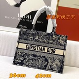 Вышивка 【Di0r Book Tote】 Когда большинство людей думают о покупке товаров роскош