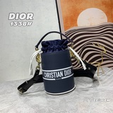 Кожаная сумка-бакет от Dior, созданная Марией Грацией Квери (Maria Grazia Chiui)