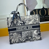 【Di0r Book Tote】 Большинство людей, приобретая товары роскошных брендов, в перву