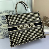 【Di0r Book Tote】 Большинство людей, приобретая товары роскошных брендов, в перву