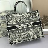 【Di0r Book Tote】 Большинство людей, приобретая товары роскошных брендов, в перву