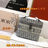 DIOR выпустил новую косметичку с вышитым логотипом. Она отличается большим объем